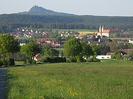 Raucher Kulm behind Speinshart.JPG