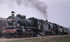 ルーマニア鉄道（ルーマニア国鉄）の230型、ルーマニア製。サリシュテ（ルーマニア語版）において重連運転をしているところ、1972年