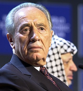 Šimon Peres, izraelski političar; u pozadini je Jaser Arafat, palestinski vođa