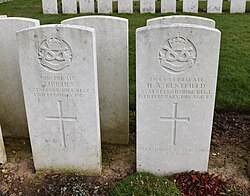 Tombes de deux soldats du Staffordshire Regiment dans le cimetiere de Mory Abbey Military Cemetery. Staffordshire Regiment - Tombes de deux soldats.jpg