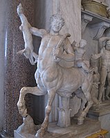 פסל קנטאור עם ארוס על גבו מחזיק ציד בידו הימנית ואת קשתו בידו השמאלית במוזיאון פיו קלמנטינו