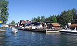 Restaurang med uteservering vid kanalens västra mynning.