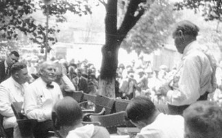 Теннесси против Джона Т. Скоупса - разбирательство на открытом воздухе 20 июля 1925 года, показывающее Уильяма Дженнингса Брайана и Кларенса Дэрроу. (2 из 4 фото) (2898243103) crop.jpg
