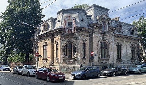 Casa Romulus Porescu din București de Dumitru Maimarolu (1905),[2] Art Nouveau cu influențe neobaroce, care are nevoie de restaurare cât mai repede