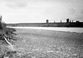 Ruines de Rocky Mountain House vues de la rive sud de la rivière Saskatchewan (1884).