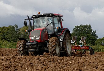 Valtra N 101 mit Kverneland-Pflug