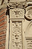 Parte a unui pilastru corintic renascentist de pe Hôtel du Vieux-Raisin (Toulouse, Franța)