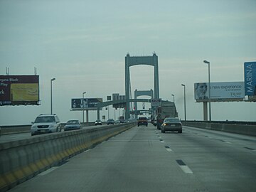 Auffahrt Richtung Osten nach New Jersey, links die versetzbare Mitteltrennwand (2008)