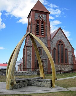 Kirken med klokkestablen og monumentet i januar 2012