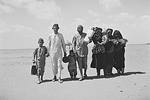 عائلة يهوديَّة يمنيَّة مُتوجهة إلى مدينة عدن كي تُغادر البلاد إلى إسرائيل على متن إحدى الطائرات الأمريكيَّة أو البريطانيَّة، ضمن ما عُرف بِعمليَّة بساط الريح التي امتدَّت من شهر حُزيران (يونيو) 1949م إلى شهر أيلول (سپتمبر) 1950م