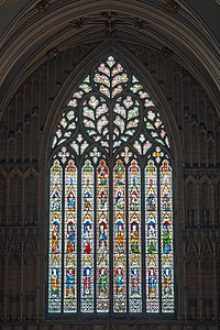 Большое Западное окно (1338—39), также известное как «Сердце Йоркшира» с криволинейными переплётами в декоративном стиле