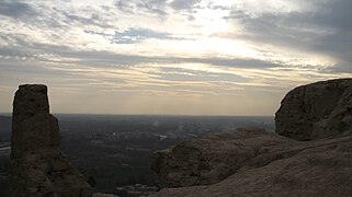 نمایی از شهر از روی تپه