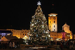 Vánoční strom v Českých Budějovicích v roce 2019, v pozadí Černá věž