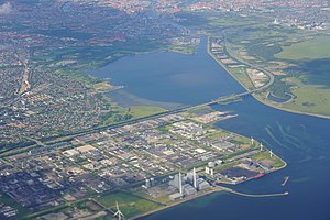 Blick nach Osten. Oberhalb der Autobahnbrücken Sorterendebro und Kalvebodbroer ist Kalveboderne erkennbar