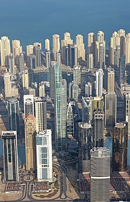 Zicht op een deel van Jumeirah Lakes Towers op de voorgrond en Dubai Marina op de achtergrond