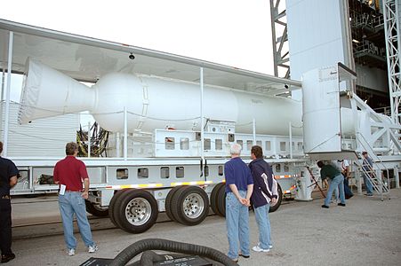 AJ-60A transporté par camion avant d'être attaché à une Atlas V 551 pour lancer New Horizons.