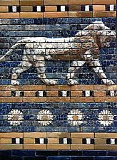 Հին Բաբելոնի Իշտարի դարպասներին պատկերված առյուծ կապույտ ֆոնի վրա (մ.թ.ա. թվական)։