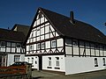 2-geschossiges Fachwerkgiebelhaus mit zweifach vorkragendem Giebel