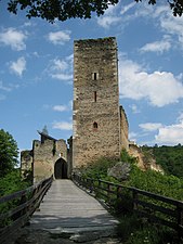 Бергфрид и вход в замок