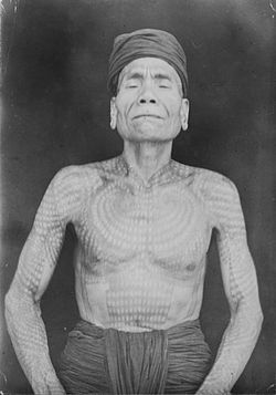 COLLECTIE TROPENMUSEUM Portret van een getatoeeerde Ot Danum Dajak man uit het Kahajan gebied van Midden-Borneo. TMnr 60046429.jpg