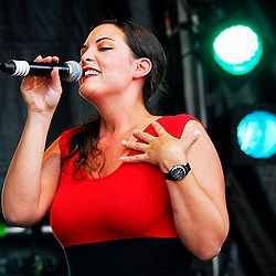 Caro Emerald esiintymässä Zoetermeerissä vuonna 2008.