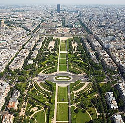 Blick auf den Place Jacques-Rueff im Marsfeld vom Eiffelturm aus