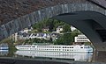 Cochem, cruiseboot bij de brug (die Skagerrakbrücke) over de Moezel