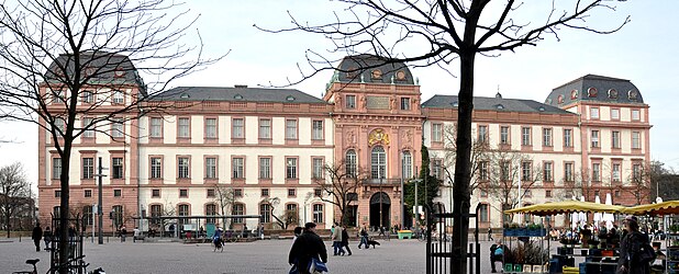 The castle and market square seen from the South, Photo: Andreas Praefcke