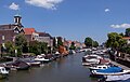 Dordrecht, vista de Wijnhaven desde el puente (Nieuwbrug) con la torre de la iglesia (Bonifatiuskerk)
