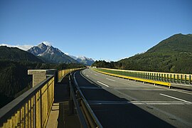 Na Mostě Evropy, pohled směrem na západ (22. srpen 2007)