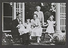 Members of the Dutch royal family in Ottawa, 1943. Members of the Dutch royal family were sheltered in Canada during the war. Familieportret van de koninklijke familie in Ottawa, RP-F-F01305.jpg