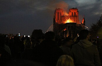 Grupo de espectadores presenciando el fuego de la catedral, el cual duró casi toda la noche.