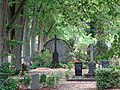 Friedhof mit Mauerresten, Glockenstuhl mit Eisenglocke, Baumbestand, Obelisk (C. Stammer), Grabstätte Bauschuldirektor H. Bennewitz, Grabstätte Familie Maass, Grabstätte Max Hittenkofer, Grabstätte Brunn