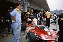 Photo de Gilles Villeneuve assis sur sa Ferrari au Grand Prix d'Italie 1979.