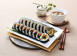 Traditionelles Mahl mit Gimbap und Suppe.