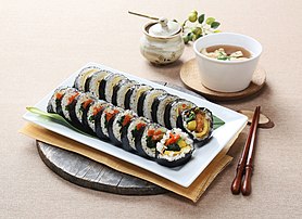 Un gimbap, spécialité de la cuisine coréenne. (définition réelle 2 696 × 1 961)