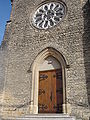 L'église, porte et rosace