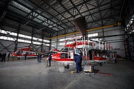 H225 és EC145 helikopterek egy hangárban a Nyizsi repülőtéren. A bal oldali helikopter 2023. január 18-án lezuhant