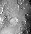 海盗1号轨道器拍摄的霍尔丹陨击坑（中间）和普里斯特利陨击坑（右侧）。