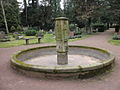 Nach Bombenzerstörung wiederaufgebauter Brunnen auf Gertraudenfriedhof