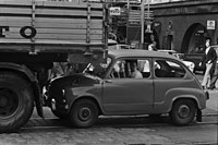 Řidič vjel s malým osobním autem pod plošinu nákladního automobilu na Aleksanterinkatu na rohu Keskuskatu, 1971