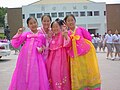 Alumnas vestidas con hanbok en 1999.