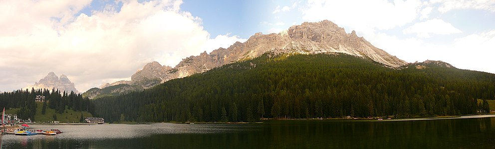jezero Misurina, pohled od západu. V pozadí Cadini di Misurina a vlevo Tre Cime di Lavaredo.