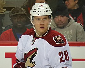 Lauri Korpikoski NHL-seura Arizona Coyotesin paidassa kaudella 2013–2014.