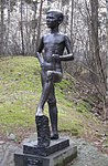 Stående pojke, brons från 1944, rest i Västertorps skulpturpark 1955.