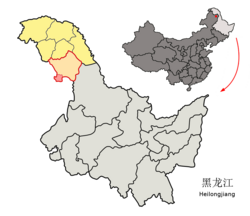 Location of the district in Heilongjiang (outline in red) and in the PRC (pinpoint)