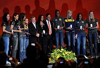 Präsident Luiz Inácio Lula da Silva empfängt die Siegerinnen von 2008: Paula Pequeno (l.), Jaqueline Carvalho (2. v. l.), Fabiana Oliveira (4. v. l.), Präsident da Silva, Hélia Souza (r. neben da Silva), Fabiana Claudino (4. v. r.), Thaísa Menezes (3. v. r.), Wélissa de Souza (2. v. r.), Marianne Steinbrecher (r.)