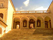 Abbazia di Montecassino, archi sulla sommità dello scalone d'ingresso