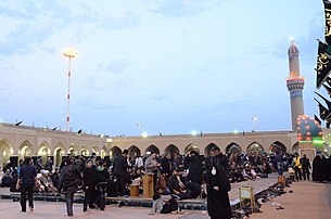 الدكة المستطيلة في وسط المسجد مُقاماً عليها صلاة الجماعة