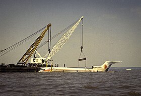 Le Boeing 727 accidenté (N4744) pendant la récupération de l'épave dans la :baie d'Escambia (en).